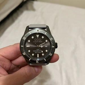 Out of Order automatic timepiece. On trend and high class.